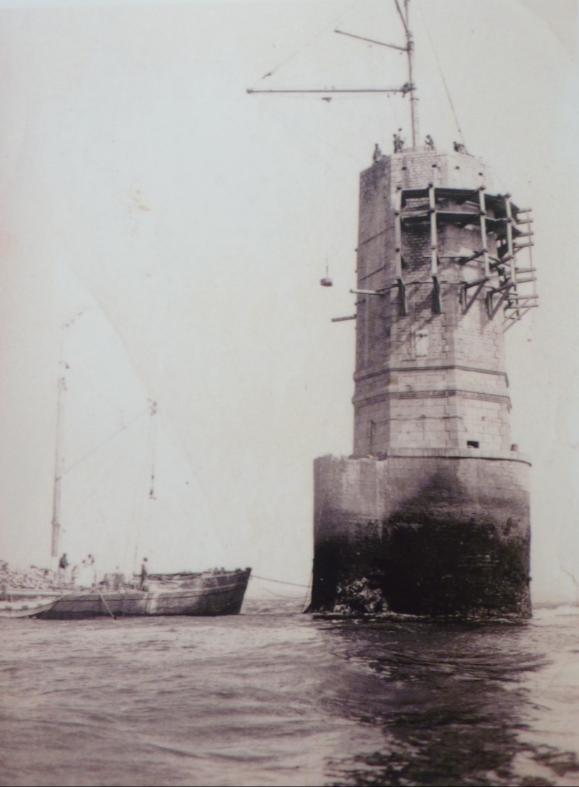 In the middle of the storm: did the lighthouse keeper from the legendary photograph survive?