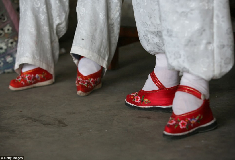 In the village of "Bound Feet" live the last Chinese women suffering from an ancient cruel tradition