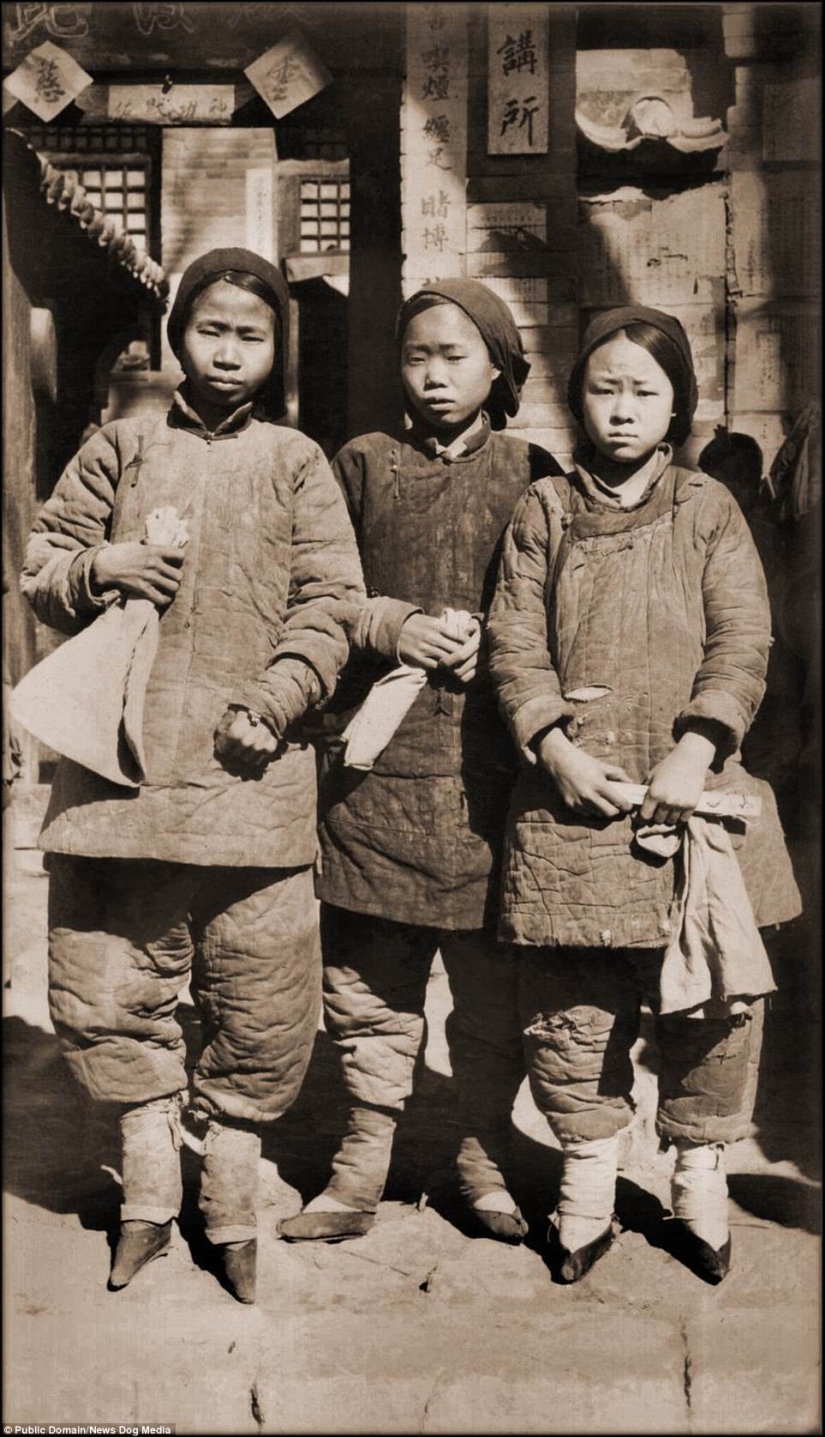 In the village of "Bound Feet" live the last Chinese women suffering from an ancient cruel tradition