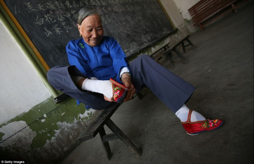 In the village of "Bound Feet" live the last Chinese women suffering from an ancient cruel tradition