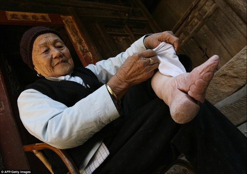 In the village of "Bound Feet" live the last Chinese women suffering from an ancient cruel tradition