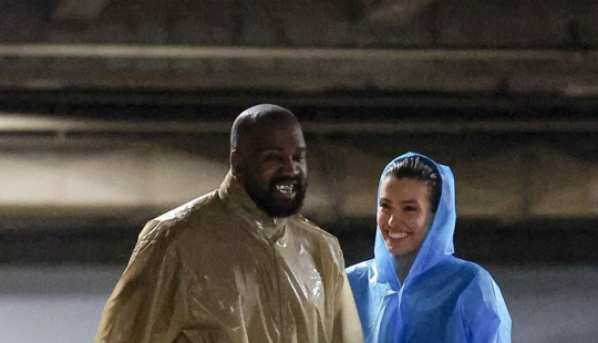 “Increíble, ella está sonriendo”: Bianca Censori se pone impermeable pero poco más con su esposo Kanye