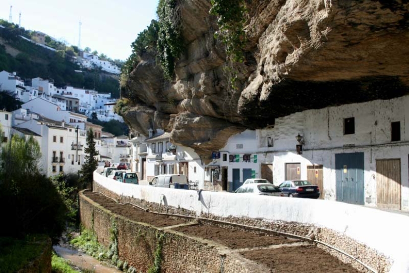 Increíble pueblo rockero: Setenil de las Bodegas