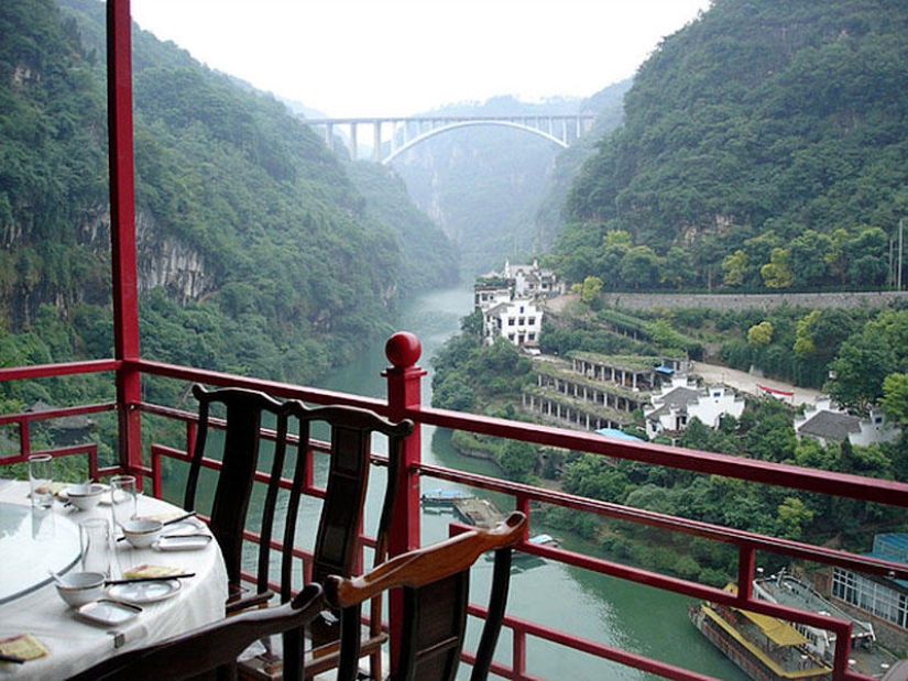 Increíble restaurante colgante en China