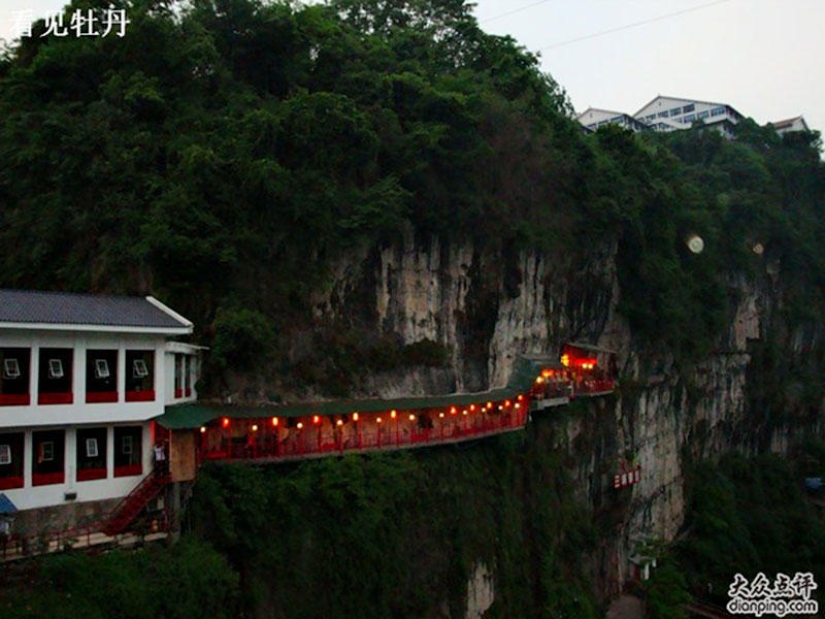 Increíble restaurante colgante en China