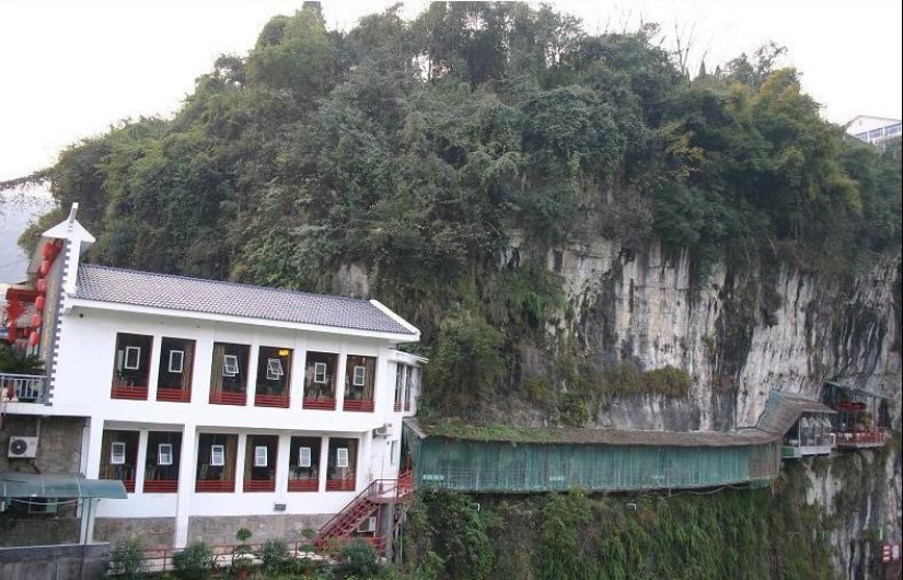 Increíble restaurante colgante en China