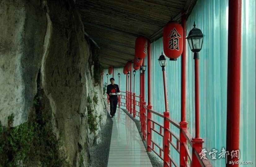 Increíble restaurante colgante en China