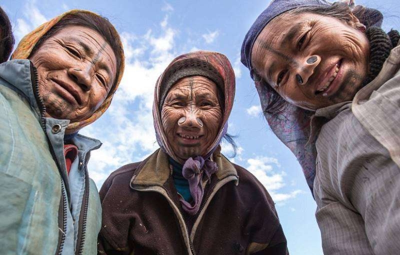 Increíbles costumbres de una tribu india donde las mujeres tienen que usar tapones en sus fosas nasales