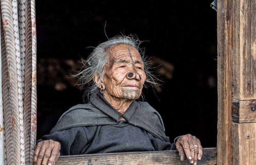 Increíbles costumbres de una tribu india donde las mujeres tienen que usar tapones en sus fosas nasales