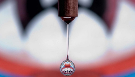 Incredible reflections in a drop of water