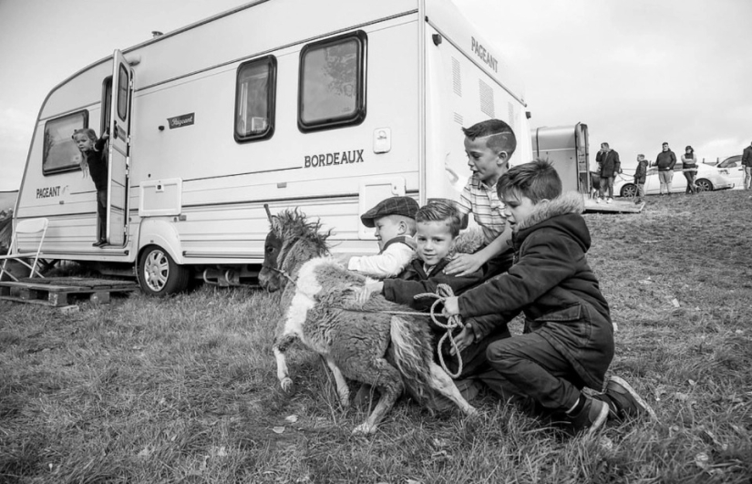 Infancia sobre ruedas: jóvenes gitanos irlandeses en impresionantes fotos por Jamie Johnson