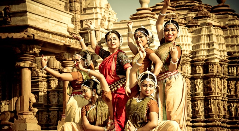 Infidelity, third floor and singing briefs: sexual entertainment of ancient Indians