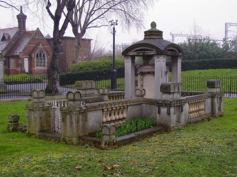 Intimate conversation: the famous red telephone box copied from the tombstones