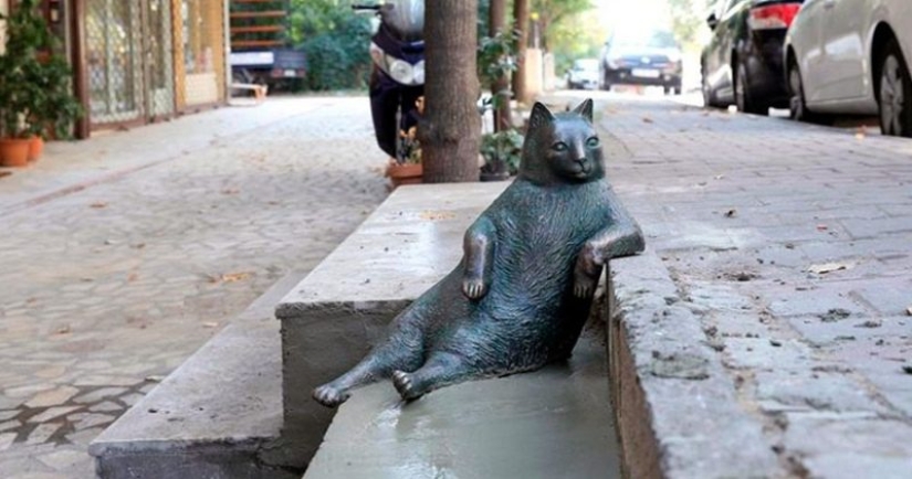 Istanbul Tombili cat, to whom a monument was erected for an imposing pose