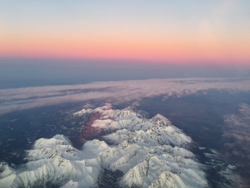 It turns out that the pilots of passenger airliners are the best photographers