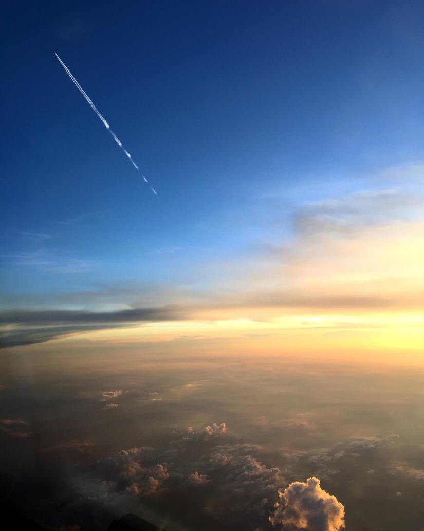 It turns out that the pilots of passenger airliners are the best photographers