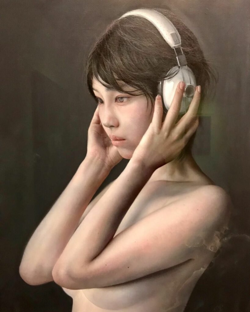 Japanese artist Atsushi Suwa and his ultra-realistic girls