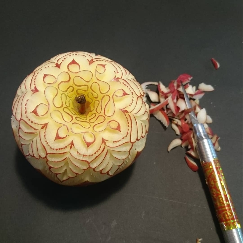 Japanese artist carves intricate patterns on vegetables and fruits