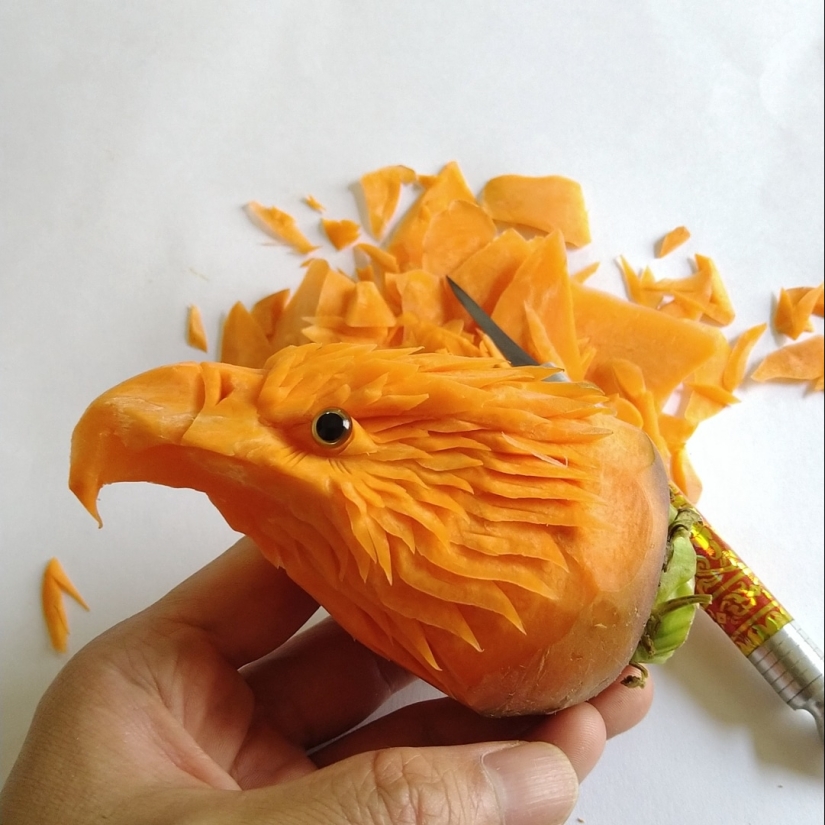 Japanese artist carves intricate patterns on vegetables and fruits