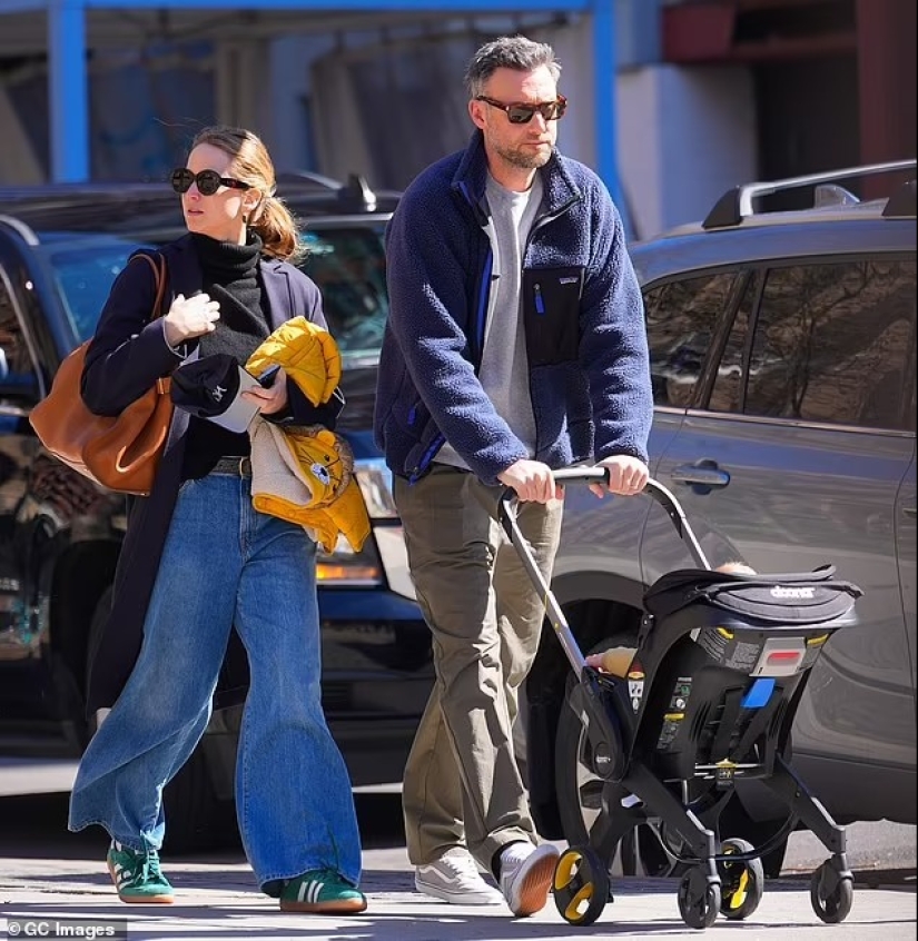 Jennifer Lawrence luce elegante con un suéter negro y pantalones estampados mientras busca casa con su esposo Cooke Maroney en Beverly Hills.