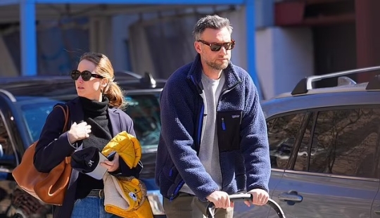 Jennifer Lawrence luce elegante con un suéter negro y pantalones estampados mientras busca casa con su esposo Cooke Maroney en Beverly Hills.