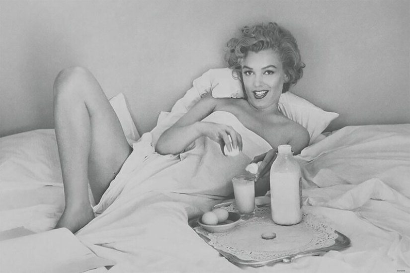 Juguetona Marilyn Monroe tiene desayuno en la cama