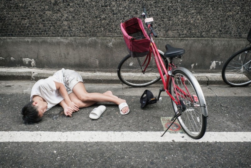 Just tired: why drunk Japanese lying on the streets don't bother anyone