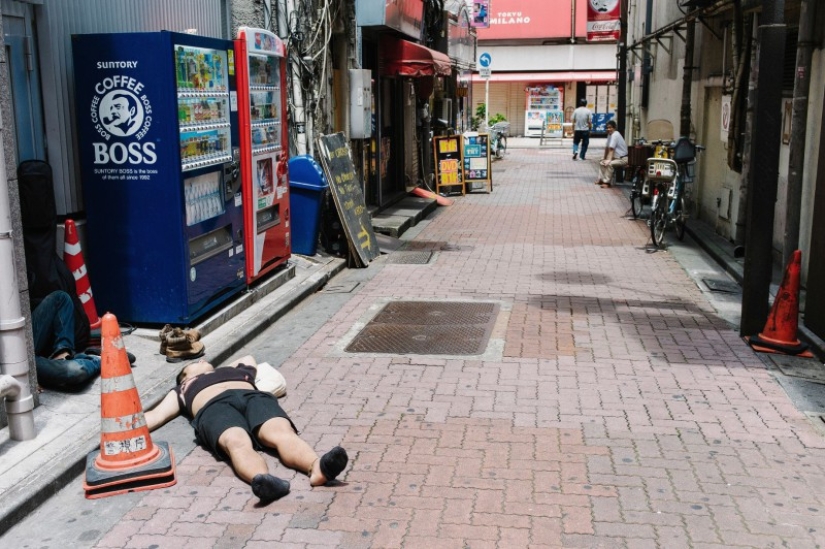 Just tired: why drunk Japanese lying on the streets don't bother anyone