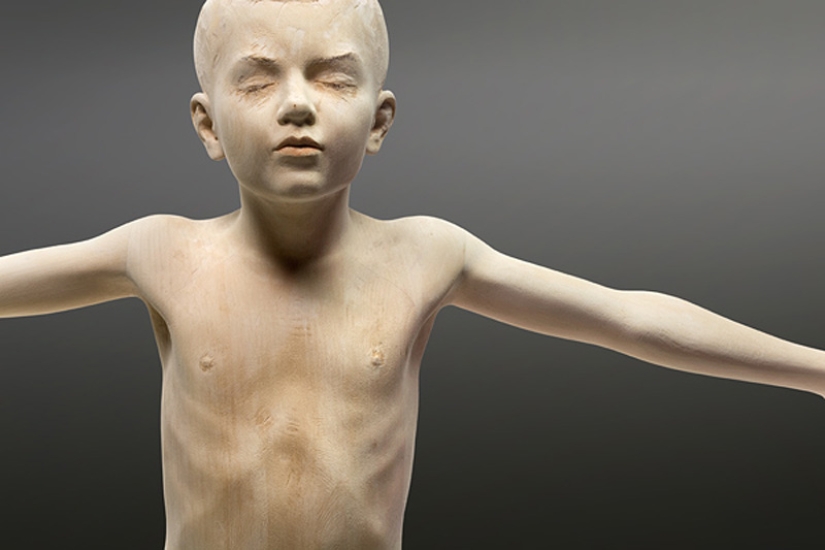 Jóvenes captados en esculturas de madera hiperrealistas