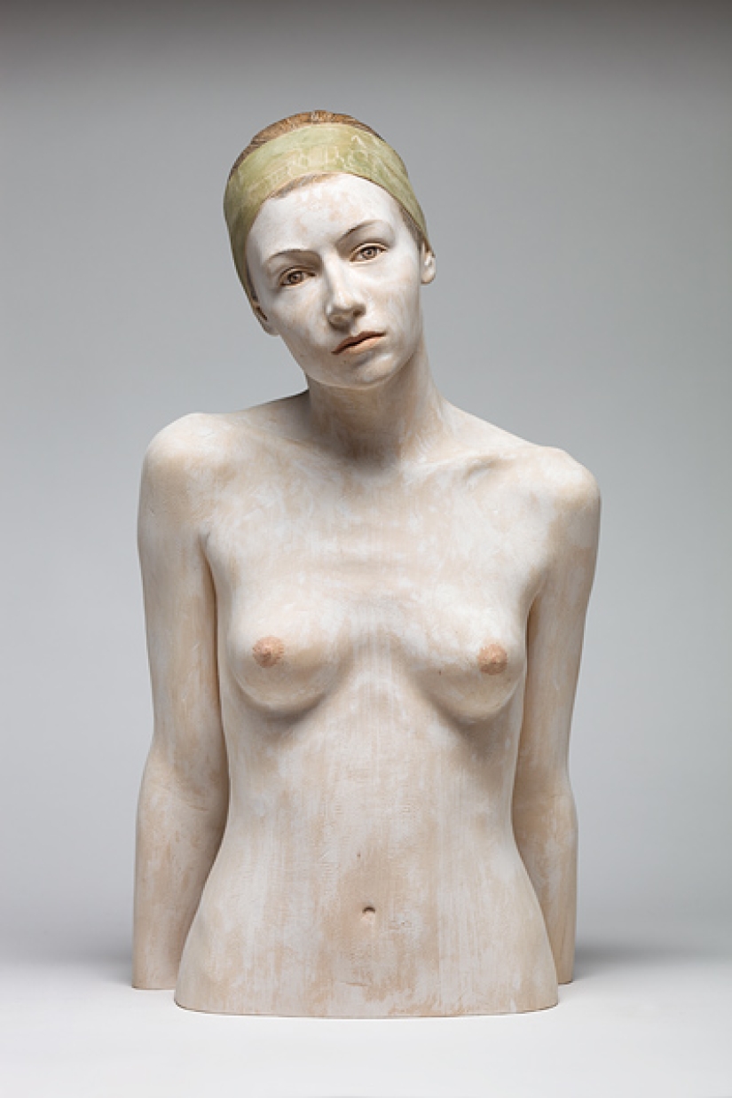 Jóvenes captados en esculturas de madera hiperrealistas