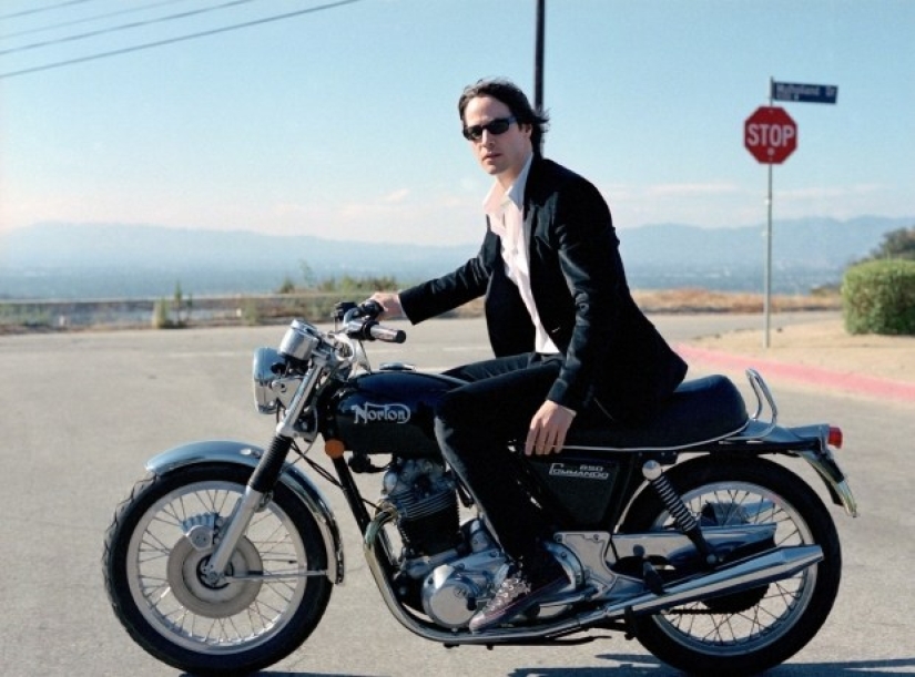 Keanu Reeves and the happy story of his love... for motorcycles