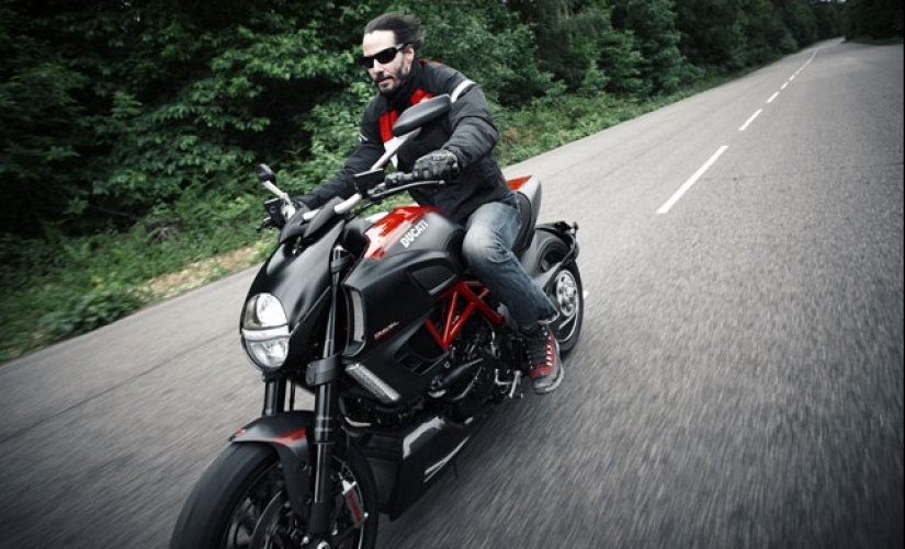 Keanu Reeves and the happy story of his love... for motorcycles