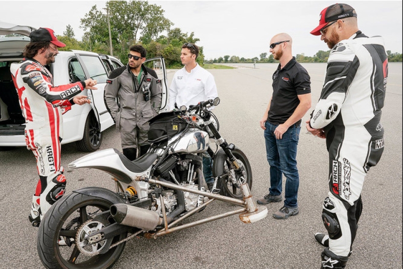 Keanu Reeves and the happy story of his love... for motorcycles