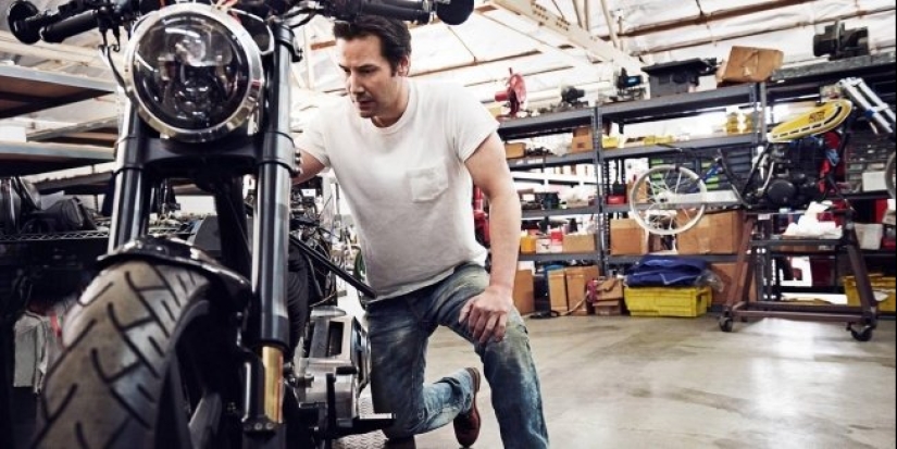 Keanu Reeves and the happy story of his love... for motorcycles