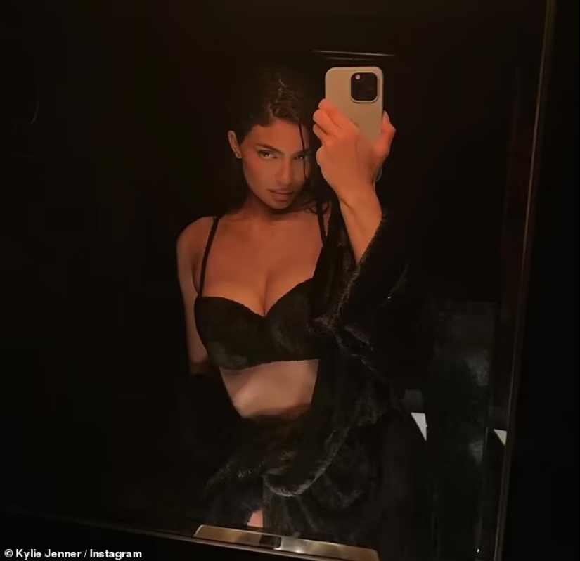 Kylie Jenner sorprende con un diminuto vestido sin tirantes y botas hasta la rodilla para la Semana de la Moda de París... después de compartir una foto candente con sujetador negro y ropa interior a juego.