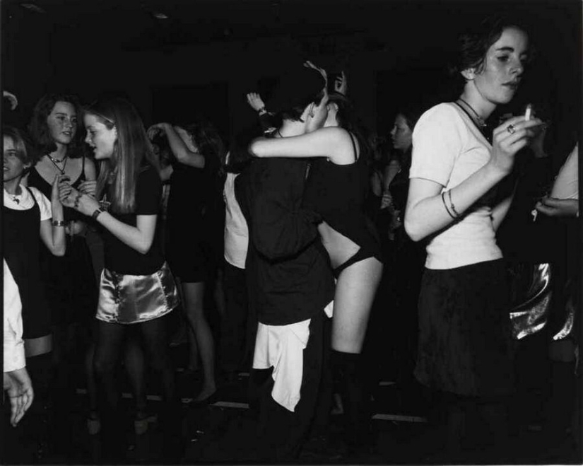 "La agonía y el éxtasis": un hormonales cargado de fotos de jóvenes amantes de la década de los 90