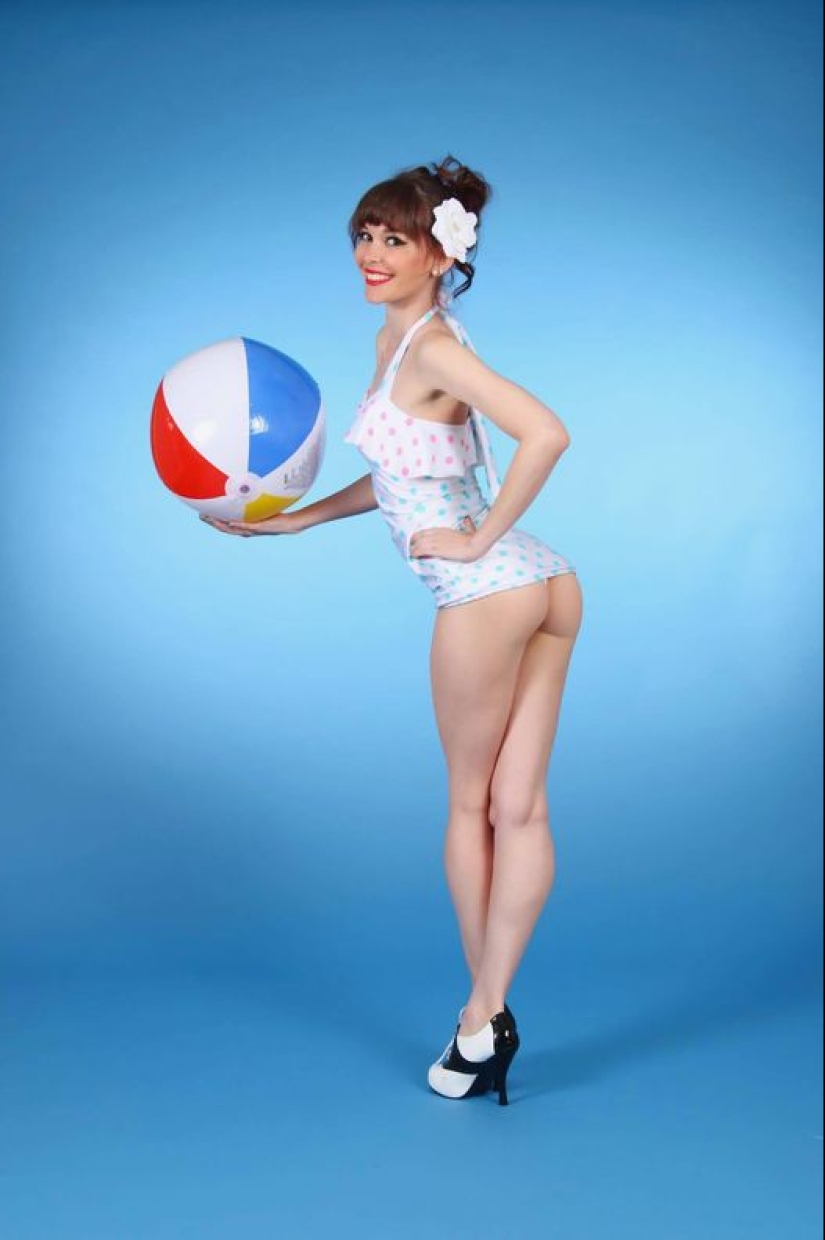 La alegre modelo pin-up Keara Darling