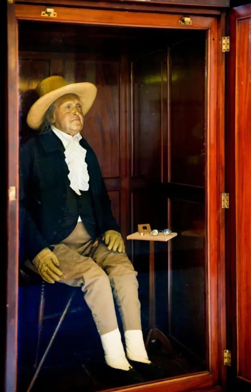 La atracción más espeluznante de Gran Bretaña — La Momia de Jeremy Bentham