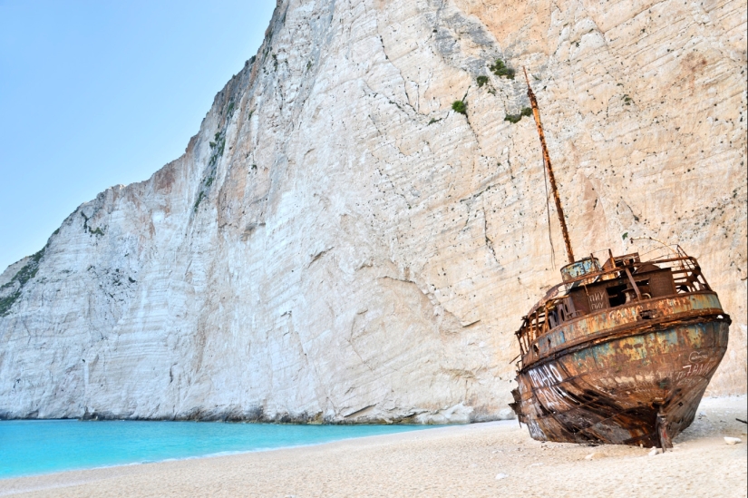 La bahía de Navaio es una playa protegida en la isla griega de Zakynthos