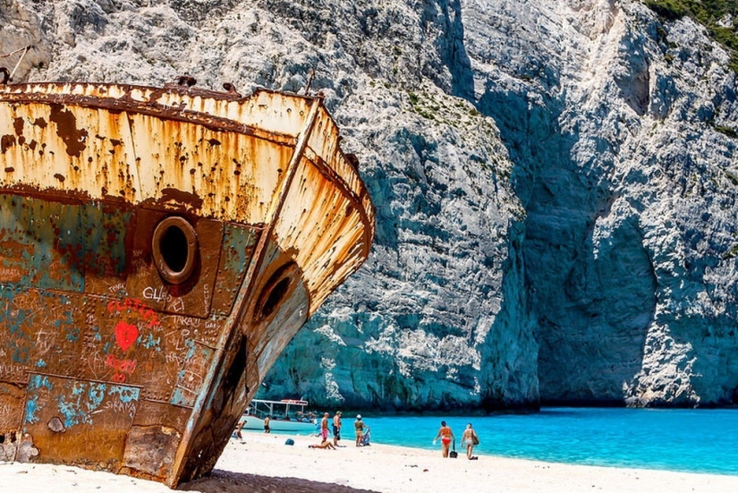 La bahía de Navaio es una playa protegida en la isla griega de Zakynthos