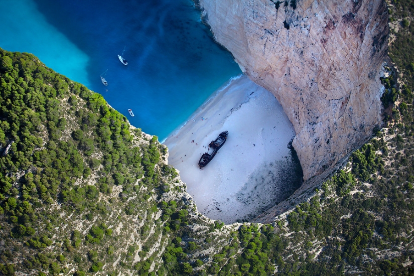 La bahía de Navaio es una playa protegida en la isla griega de Zakynthos