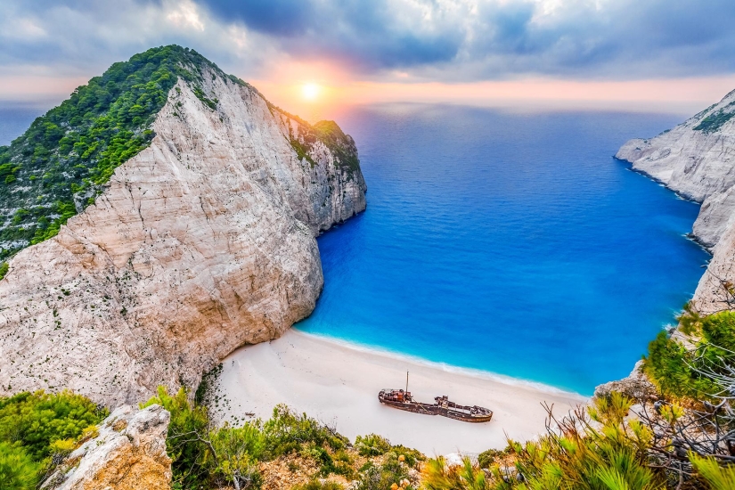 La bahía de Navaio es una playa protegida en la isla griega de Zakynthos