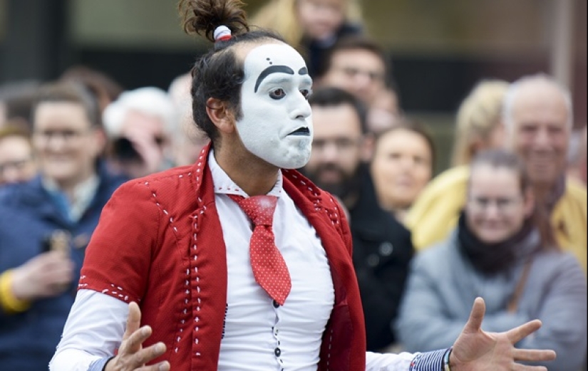 La batalla de los payasos con fuego, disturbios debido al culo y el otro estúpido rebeliones de la historia