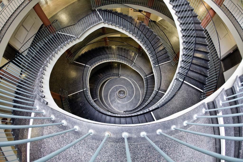 La belleza vertiginosa de las escaleras de caracol