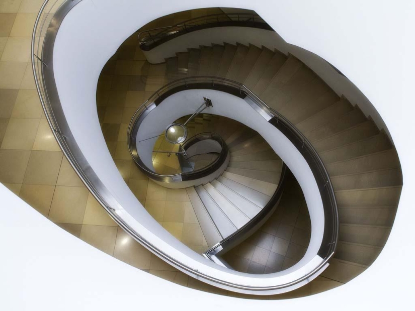 La belleza vertiginosa de las escaleras de caracol