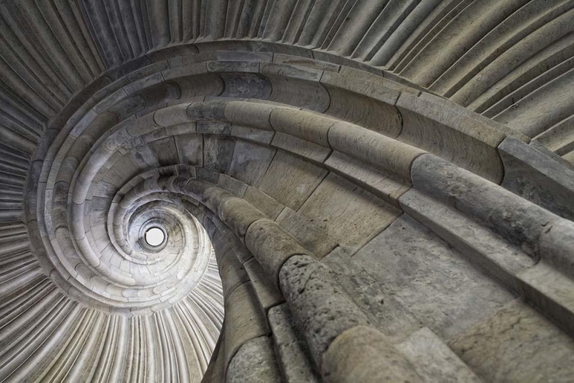 La belleza vertiginosa de las escaleras de caracol