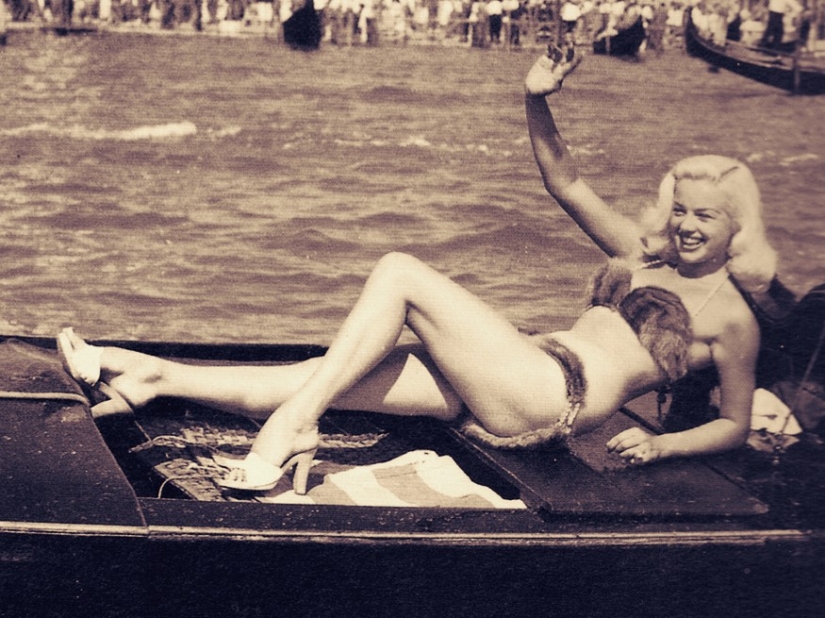 La chica del bikini de visón Diana Dors — la respuesta británica a Marilyn Monroe