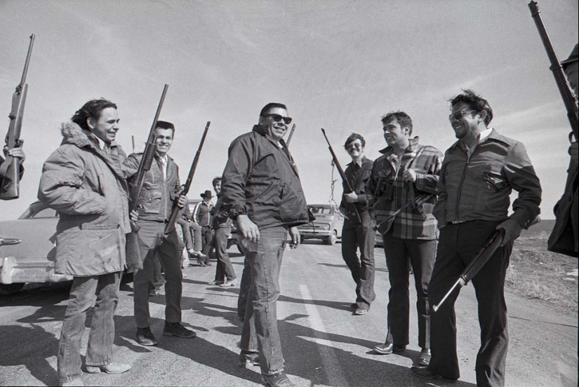 La confrontación en wounded knee: en 1973, a los Indios de los Estados unidos, la última vez fue en un "pie de guerra"