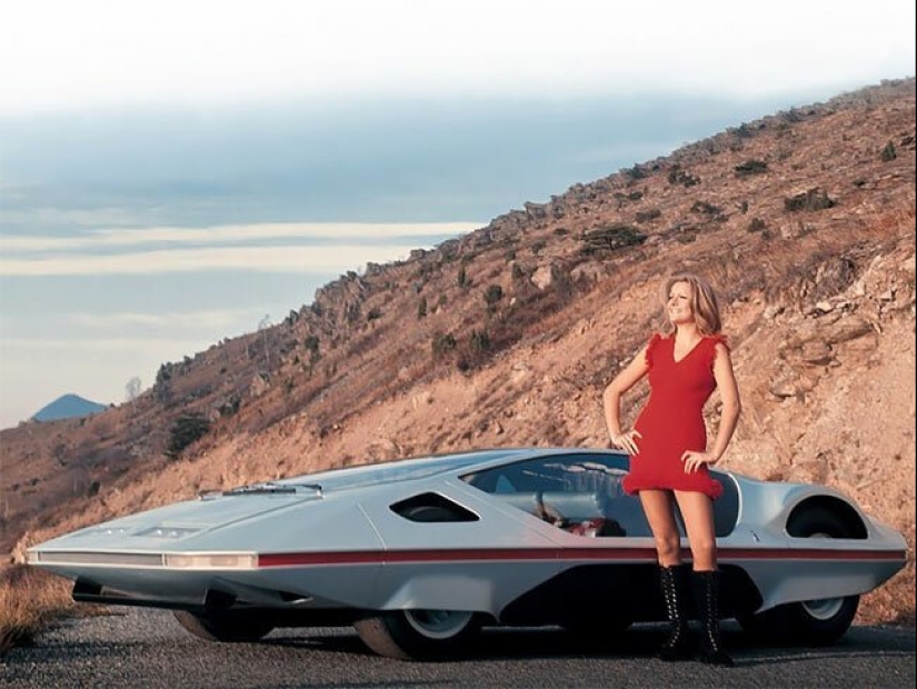 La elegancia de retro-futurismo: italiano coche del futuro en 1970