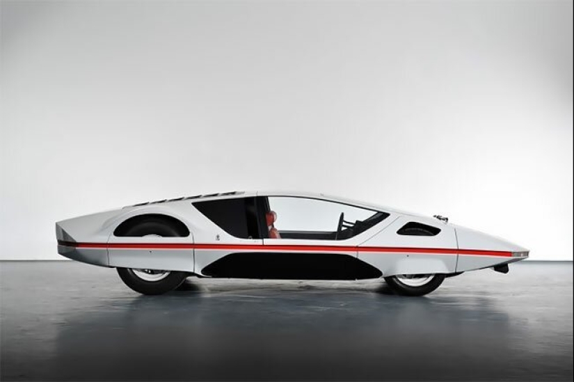 La elegancia de retro-futurismo: italiano coche del futuro en 1970